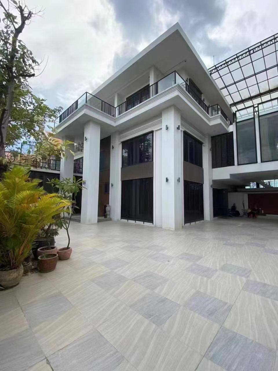 Big Villa for Sale Near Street 2004